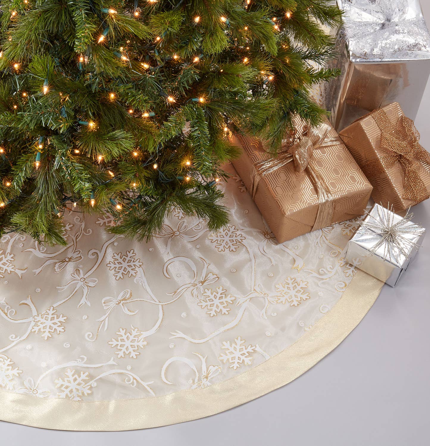 XJ366 - Snowflake & Ribbon Gold Border Christmas Tree Skirt