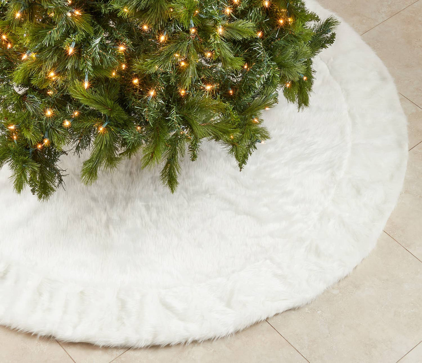 664 - Luxe White Faux Fur Design Christmas Tree Skirt